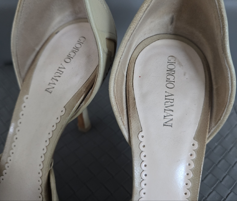 Giorgio Armani Cream Heels with Perforated Design - Picture 2 of 8